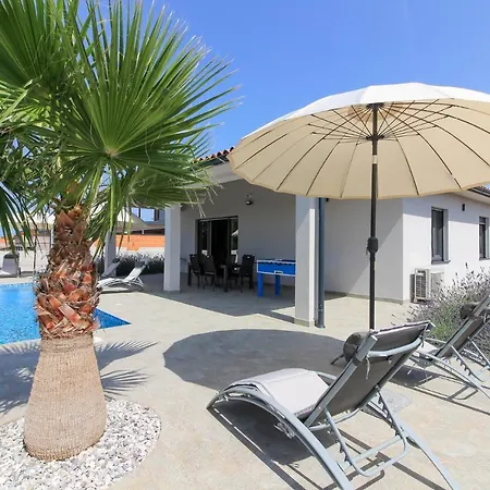 New Modern Riz With Private Pool Near The Town Center And By Wiibuk Pula